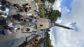 903453 Gezicht op de replica van de stadskraan (die tot 1837 bij de Stadhuisbrug stond) op de steiger langs de ...
